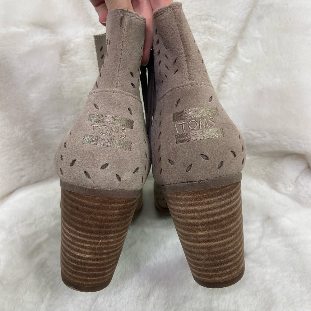 TOMS MAJORCA khaki suede cut out PEEP TOE BOOTIES. Size 9 - Picture 6 of 16